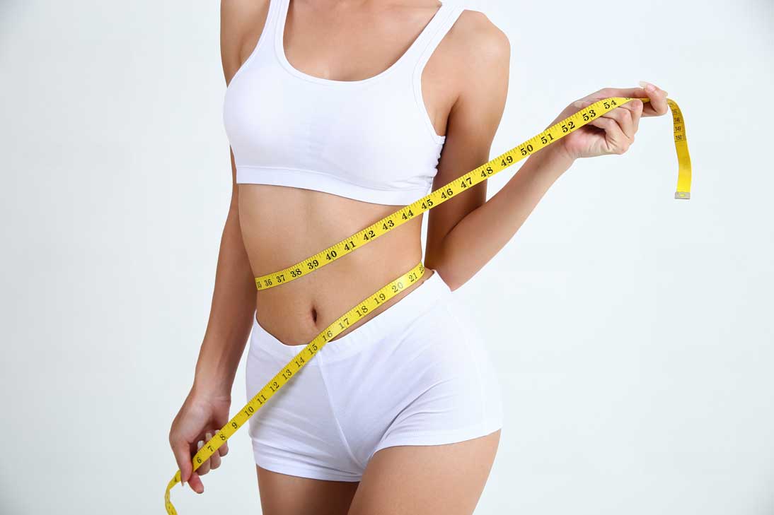 Kobieta która stosuje zasady przedstawione w artykule jak schudnąć z brzucha